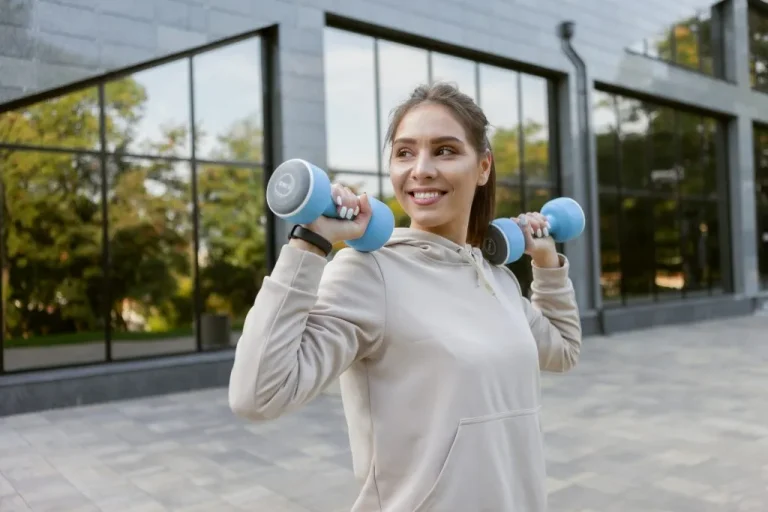 אשה מחייכת ועושה ספורט - תזונה נכונה ובריאה
