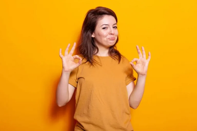 אשה שמחה מול המצלמה - בחירה לאכול אוכל בריא טובה להרגשה