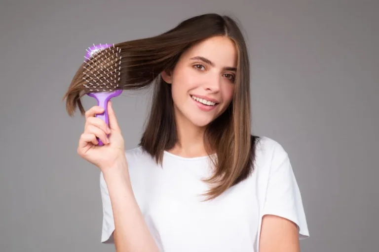 אשה מסתרקת - איך למנוע נשירת שיער אצל נשים
