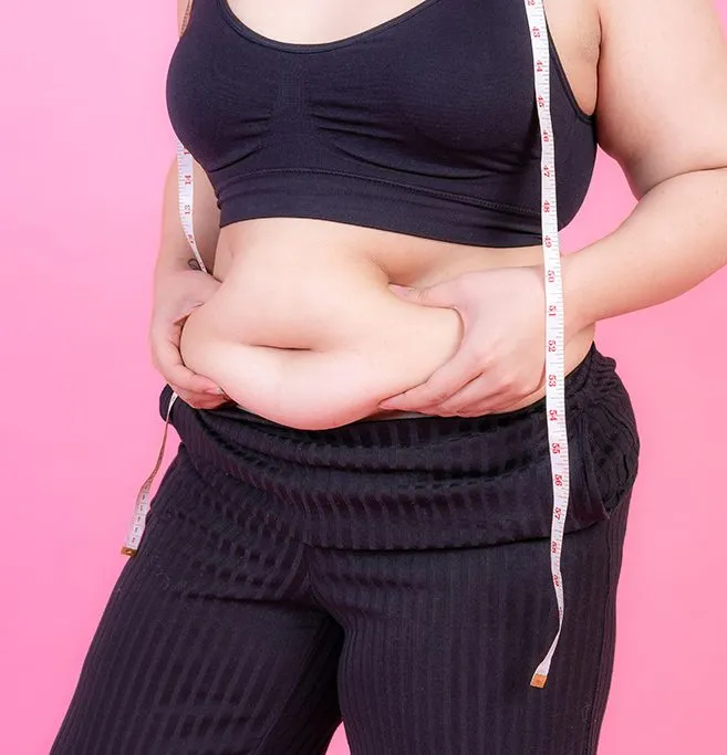 אשה עם בטן נפוחה - בטן נפוחה אצל נשים
