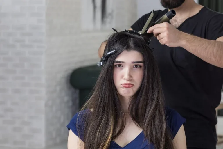 אשה מחליקה שיער - נשירה לאחר החלקה